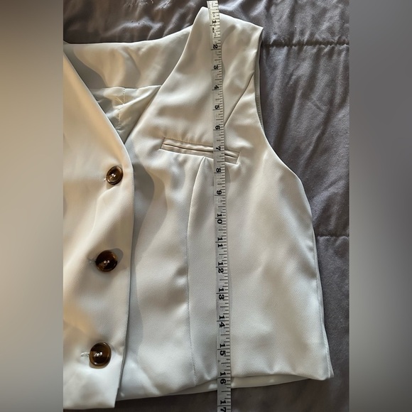 Cream Tailored Vest with V-Neckline and Cropped‎ Length - Picture 7 of 8